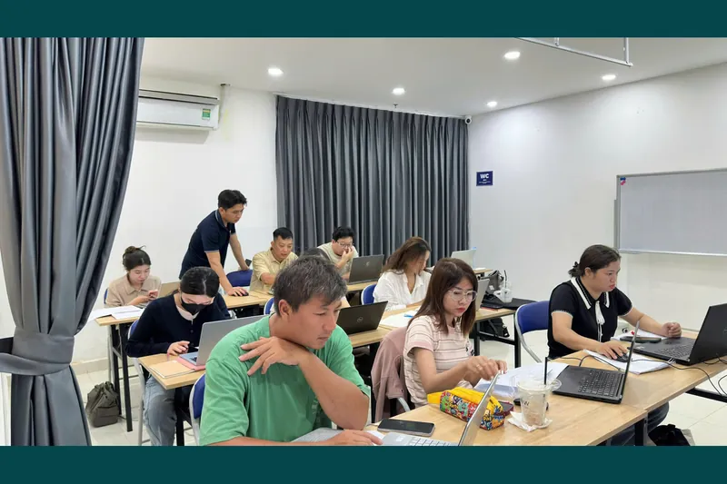 Hình ảnh lớp kế toán thực tế: Tổng hợp báo cáo