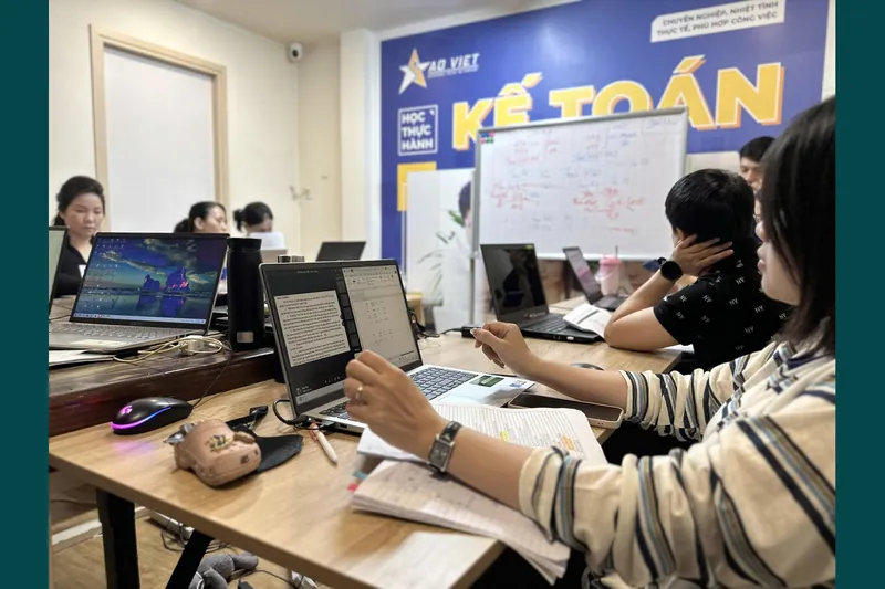 Học viên thực hành trên máy tính tại lớp kế toán