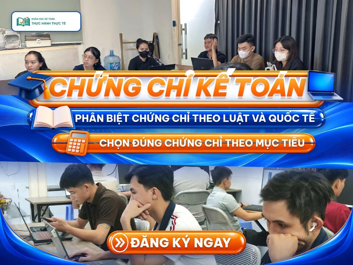 Poster chứng chỉ kế toán với logo Khóa Học Kế Toán Thực Hành Thực Tế và ảnh lớp học kế toán thật: học viên làm bài trên laptop