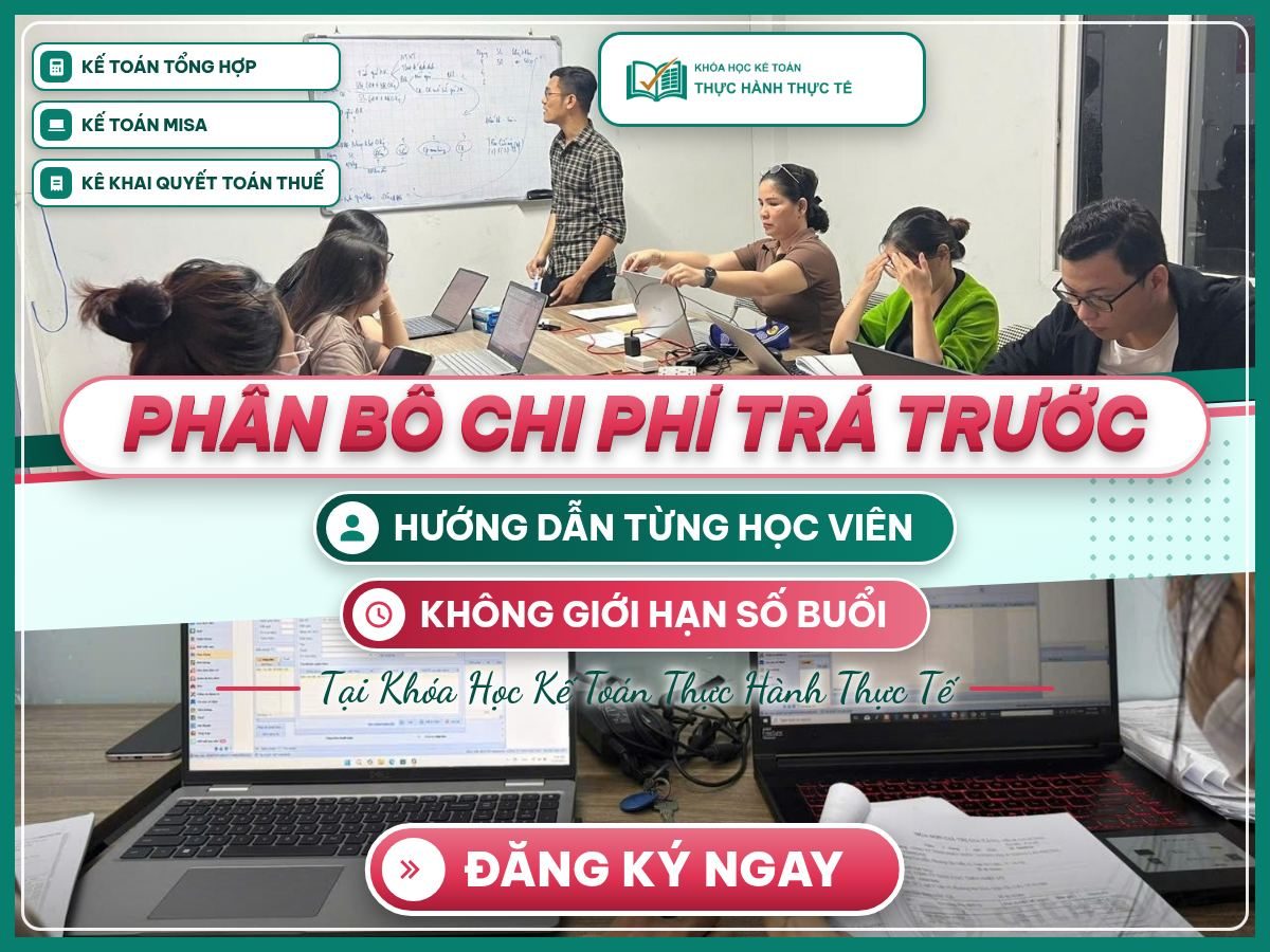 Poster Phân bổ chi phí trả trước với ảnh lớp học thật, giảng viên hướng dẫn và học viên thực hành trên laptop cùng chứng từ.